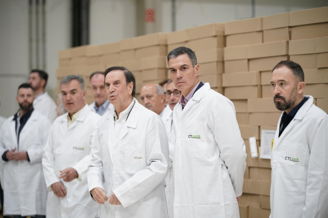 Archivo - El presidente del Gobierno, Pedro Sánchez (c); el jefe de la empresa Iñaki López Gandásegui (3i), y el delegado del Gobierno central en el País Vasco, Denis Itxaso (1d), durante una visita en las instalaciones de la empresa CTLpack, en el Parque