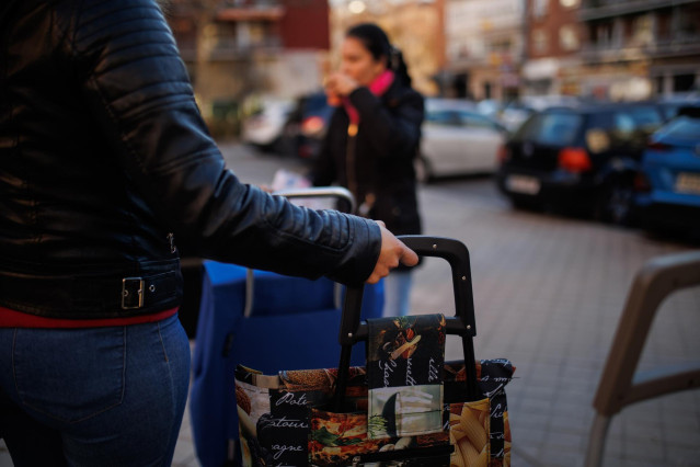 Archivo - Una mujer con un carro de la compra