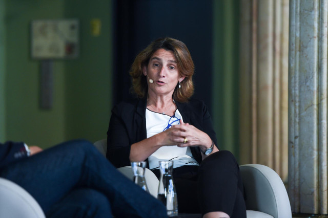 La vicepresidenta tercera y ministra para la Transición Ecológica y el Reto Demográfico, Teresa Ribera, durante la inauguración del refugio climático del Círculo de Bellas Artes, a 17 de julio de 2024, en Madrid (España). En el marco del refugio climático