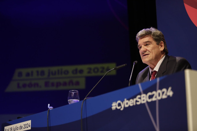 El ministro para la Transformación Digital y de la Función Pública, José Luis Escrivá, inaugura el Cybersecurity Summer Bootcamp, en el Auditorio de León, a 8 de julio de 2024, en León, Castilla y León (España).