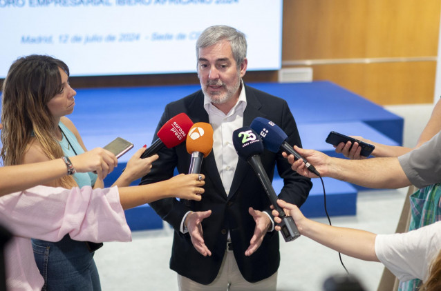 El presidente de Canarias, Fernando Clavijo, atiende a los medios de comunicación