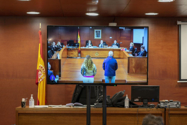 Archivo - Los dos acusados vistos desde una pantalla de la sala de prensa durante una vista oral del juicio por el robo de las botellas de Atrio, en la Audiencia Provincial