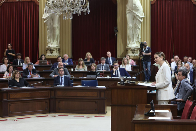 Archivo - La presidenta del Govern balear, Marga Prohens, comparece en el Parlament, en una foto de archivo.