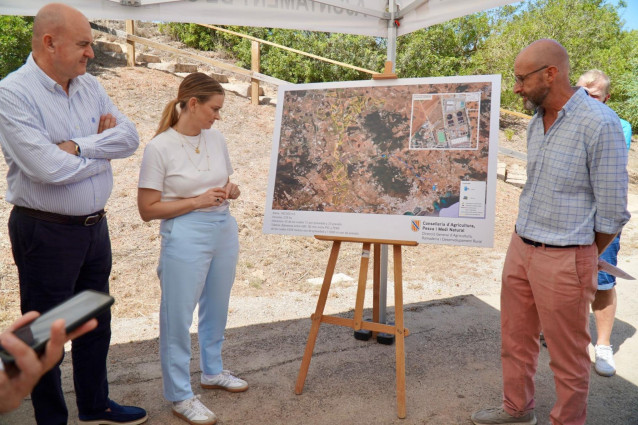 La presidenta del Govern, Marga Prohens, visita la balsa de Sa Rota.