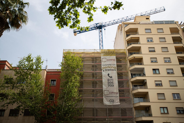 Archivo - Un cartel de viviendas en venta, a 15 de abril de 2024, en Palma de Mallorca, Mallorca, Baleares (España).