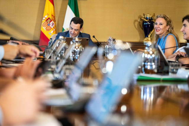 El presidente de la Junta de Andalucía, Juanma Moreno, preside una reunión del Consejo de Gobierno. (Foto de archivo).