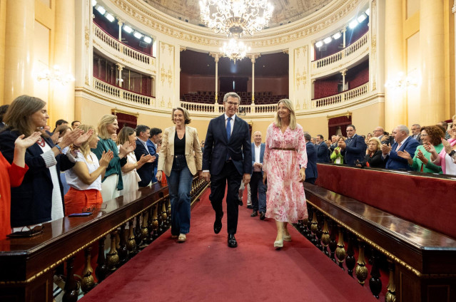 (I-D) La secretaria general del PP, Cuca Gamarra; el presidente del Partido Popular, Alberto Núñez Feijóo, y la portavoz del PP en el Senado, Alicia García, a su llegada a una reunión con los grupos parlamentarios del partido Popular, a 24 de julio de 202