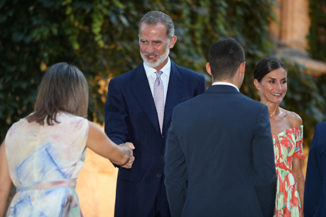 Archivo - Los Reyes, Felipe VI (c) y Letizia (1d) saludan durante una recepción ofrecida a las autoridades de las Illes Baleares y a una representación de la sociedad balear, en el Palacio de Marivent, a 4 de agosto de 2022, en Palma de Mallorca, Mallorca