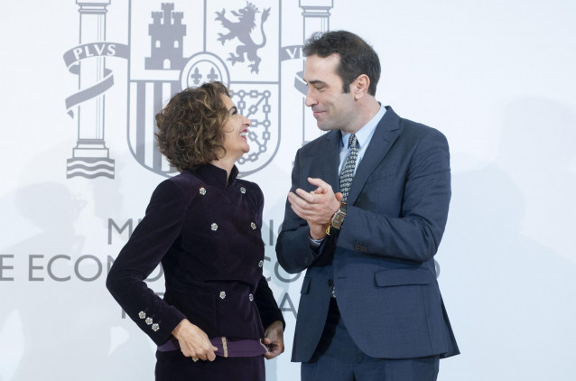 Archivo - La vicepresidenta primera y ministra de Hacienda, María Jesús Montero, y el ministro de Economía, Comercio y Empresa, Carlos Cuerpo.