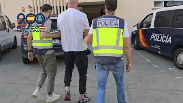 Agentes de la Policía Nacional han detenido a un fugitivo de nacionalidad británica al que le constaba una orden internacional de detención por los presuntos delitos de tráfico de drogas y delito contra la seguridad vial