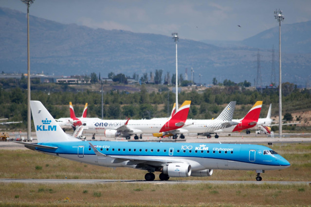Archivo - Un avión de KLM se prepara para el despegue.