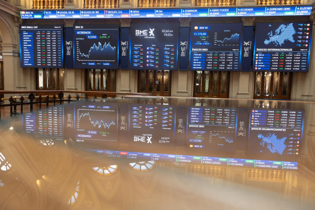 Un panel del Ibex 35, en el Palacio de la Bolsa de Madrid, a 22 de julio de 2024, en Madrid (España).