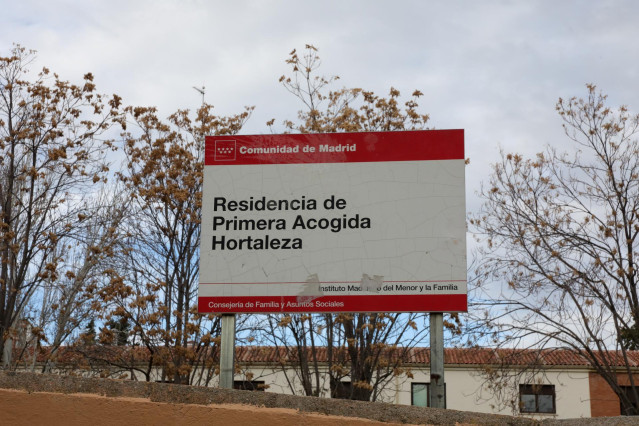 Archivo - Cartel en la entrada del Centro de Menores de Hortaleza, en el que se lee 'Residencia de Primera Acogida Hortaleza'.