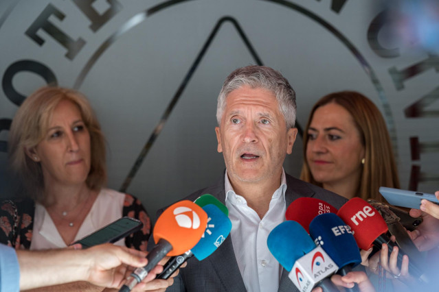 El ministro del Interior, Fernando Grande-Marlaska, atiende antes de presidir la reunión de seguimiento de la Operación Paso del Estrecho, en la sede de la Dirección General de Protección Civil y Emergencias, a 29 de julio de 2024, en Madrid (España).