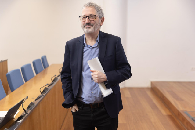 Archivo - El portavoz económico de Sumar, Carlos Martín, llega a una rueda de prensa del grupo plurinacional Sumar, en el Congreso de los Diputados, a 5 de marzo de 2024, en Madrid (España).