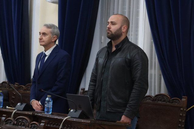 Javier Da Costa (derecha), diputado de la Asamblea de Melilla que ha anunciado su salida de Vox y su pase al grupo no adscrito