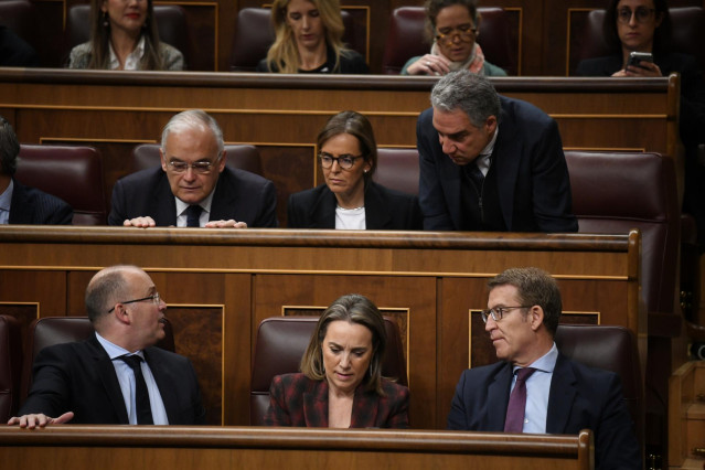 Archivo - El coordinador general del PP, Elías Bendodo (1d), conversa con el portavoz del Grupo Parlamentario Popular en el Congreso, Miguel Tellado (1i), durante una sesión plenaria, en el Congreso de los Diputados