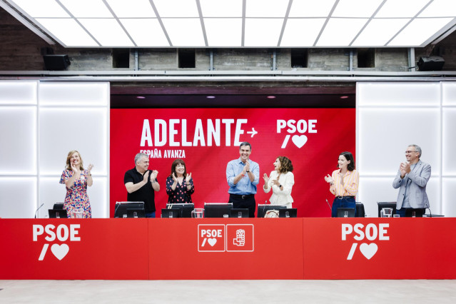 Archivo - El presidente del Gobierno de España y secretario general del PSOE, Pedro Sánchez (c), aplaude durante la reunión de la Comisión Ejecutiva Federal del PSOE tras las elecciones generales del 23J, a 24 de julio de 2023, en Madrid (España). El part