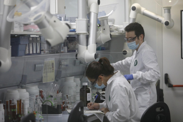 Archivo - Varios trabajadores en el laboratorio de la fábrica de Reig Jofre, en Barcelona, Cataluña (España).