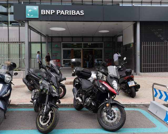 Archivo - Motos aparcadas frente a una de las oficinas de BNP Paribas, a 7 de junio de 2024, en Madrid (España).