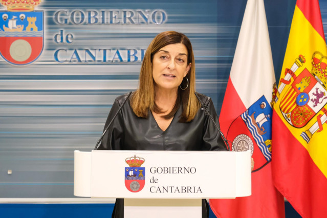 Archivo -  La presidenta del Gobierno de Cantabria, María José Sáenz de Buruaga, realiza declaraciones en el Gobierno.