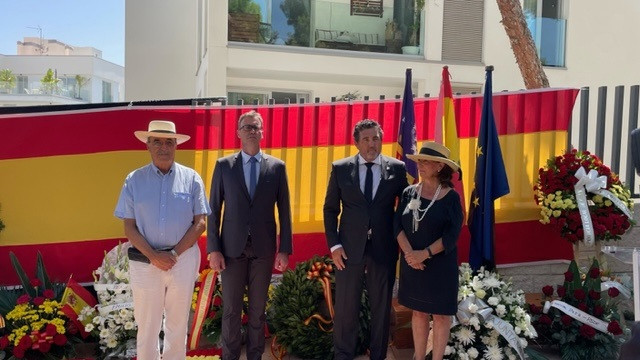 El conseller, Antoni Vera, y el alcalde de Calvià, Juan Antonio Amengual, junto a los familiares de Diego Salvá en el acto que ha homenajeado el 15º aniversario del atentado terrorista de Palmanova, en el que fallecieron dos guardias civiles.