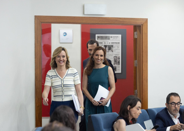 (I-D) La Ministra de Educación y Formación Profesional de España, Pilar Alegría; la ministra de Sanidad, Mónica García, y el ministro de Economía, Comercio y Empresa, Carlos Cuerpo, a su llegada a una rueda de prensa posterior al Consejo de Ministros, en