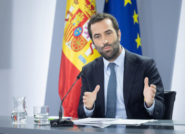 El ministro de Economía, Comercio y Empresa, Carlos Cuerpo, durante una rueda de prensa posterior al Consejo de Ministros, en el Palacio de la Moncloa, a 30 de julio de 2024, en Madrid (España).  El Consejo de Ministros ha aprobado hoy el anteproyecto de