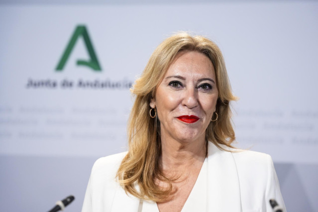 La consejera de Economía, Hacienda y Fondos Europeos Y portavoz del gobierno, Carolina España Reina a su llegada a la rueda de prensa posterior al consejo de gobierno, a 30 de julio de 2024, en Sevilla, Andalucía (España). Como cada martes, el Consejo de
