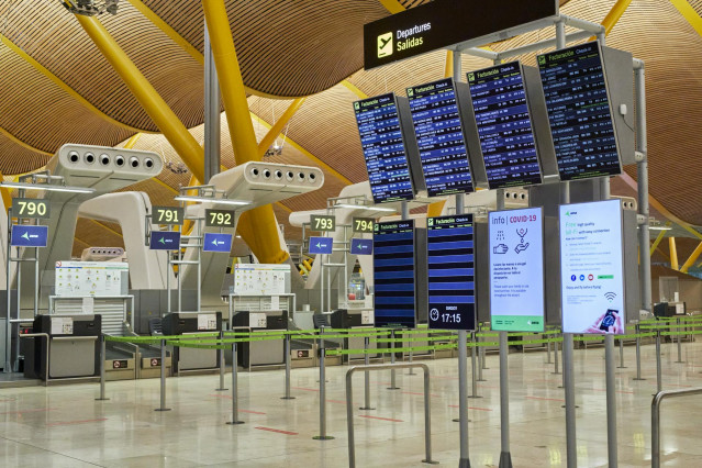 Archivo - Interior de la terminal T4 del Aeropuerto Adolfo Suárez Madrid-Barajas el mismo día en que se restringen los vuelos procedentes de Brasil y Sudáfrica, en Madrid, (España), a 3 de febrero de 2021.