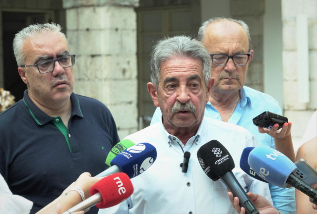 Revilla atiende a los periodistas