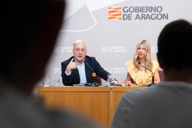 La vicepresidenta primera del Gobierno de Aragón, Mar Vaquero, y el consejero de Fomento, Octavio López.