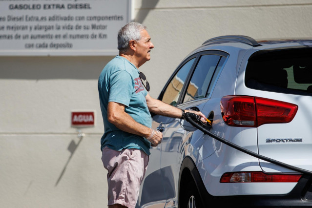 Archivo - Un hombre echa carburante a su vehículo en una estación de servicio, a 1 de septiembre de 2023, en Madrid (España). El precio medio de los carburantes ha encadenado su octava semana consecutiva de subidas, con lo que acumulan un encarecimiento d