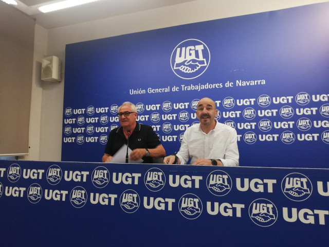 El vicesecretario general de Política Sindical de UGT, Fernando Luján, con el secretario general de UGT en Navarra, Jesús Santos.