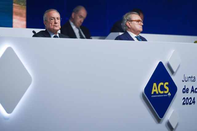 Archivo - El presidente de ACS, Florentino Pérez (1i), durante la junta general ordinaria de accionistas 2024, en la Feria de Madrid Ifema, a 10 de mayo de 2024, en Madrid
