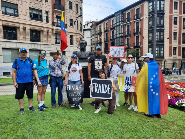 Miembros de la Plataforma Venezonos en Bilbao en una concentración en Bilbao