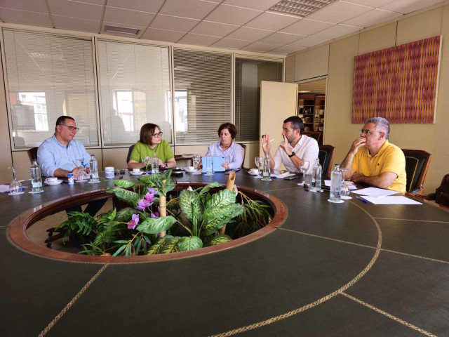 El consejero canario de Educación, Poli Suárez, junto a su homóloga de Bienestar Social, Candelaria Delgado, en un encuentro de trabajo para buscar la total escolarización de menores mingrantes