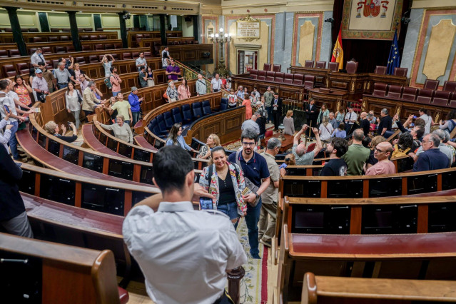 Archivo - Visitantes asisten a la jornada de Puertas Abiertas en el Congreso de los Diputados, a 15 de junio de 2024, en Madrid (España).