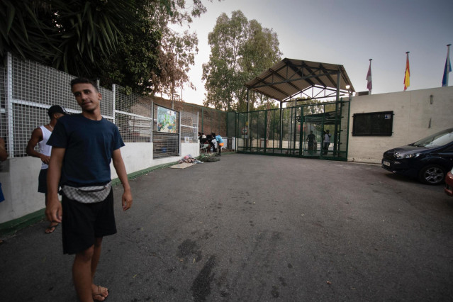 Algunos de los migrantes de origen magrebí que esperan a las puertas del CETI.