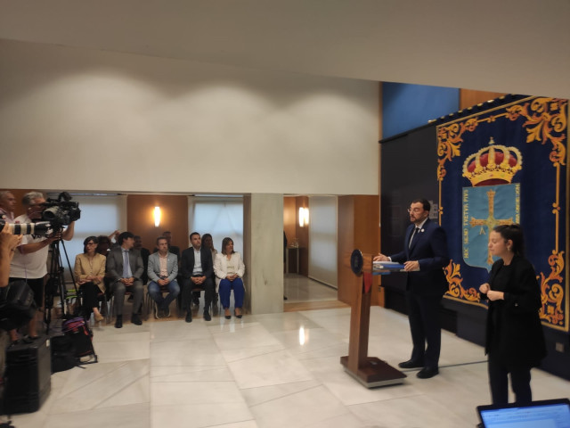 Adrián Barbón, en rueda de prensa, con los consejeros de su gobierno al fondo