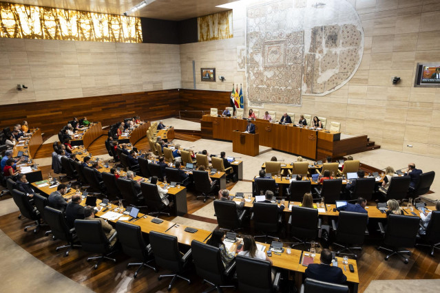 Archivo - Sesion plenaria en la Asamblea de Extremadura