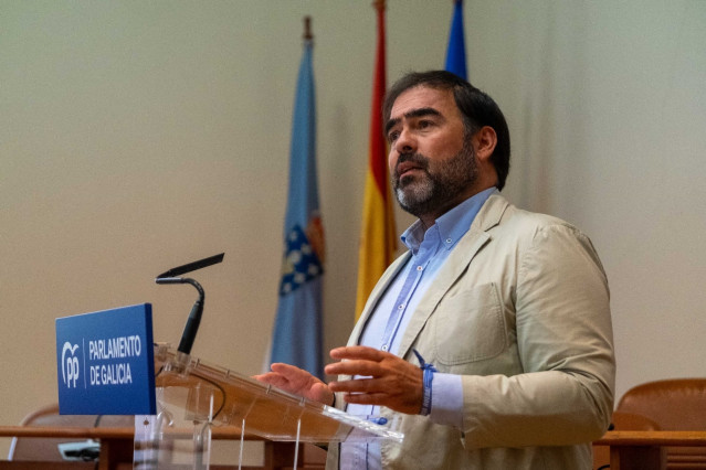 Alberto Pazos en una rueda de prensa en el Parlamento
