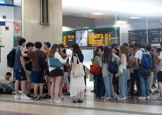 Archivo - Varias personas en la estación de Chamartín, a 19 de junio de 2024, en Madrid