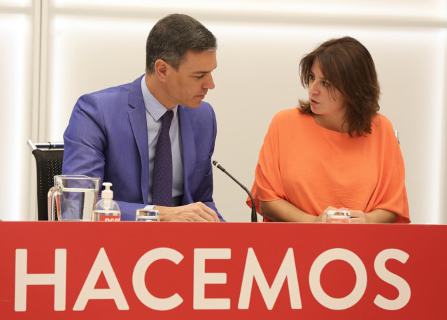 Archivo - El presidente del PSOE, Pedro Sánchez, y la vicesecretaria general del PSOE, Adriana Lastra, en una reunión de la Ejecutiva Federal del PSOE, en la sede socialista de la calle Ferraz, a 6 de junio de 2022, en Madrid (España).