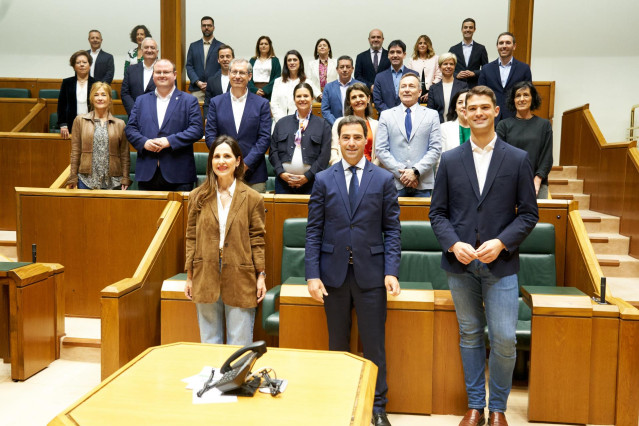 Archivo - (I-D) La próxima presidenta de la Cámara, la jeltzale Bakartxo Tejeria; el candidato a lehendakari, Imanol Pradales, y el candidato de EAJ-PNV a la alcaldía de Asparrena, Joseba Díez Antxustegi,  posan en el hemiciclo del Parlamento Vasco con mo