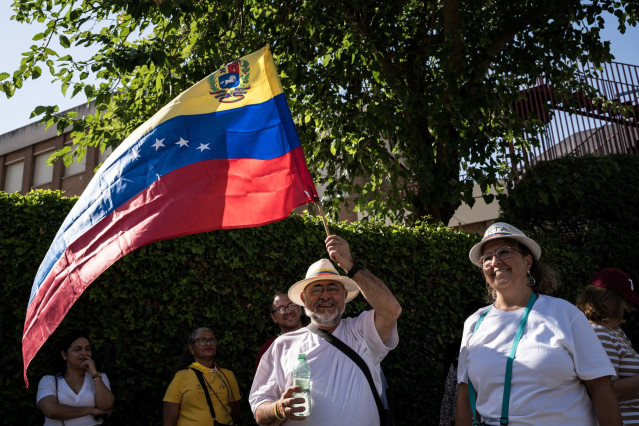 Varias personas acuden a ejercer su derecho a voto para las elecciones presidenciales de Venezuela, en el Centro Cultural Fernando de los Ríos, a 28 de julio de 2024, en Madrid (España).