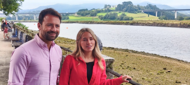El presidente del PP de Asturias, Álvaro Queipo, junto a la vicesecretaria de Movilización y Reto Digital del PP nacional, Noelia Núñez, en Navia.