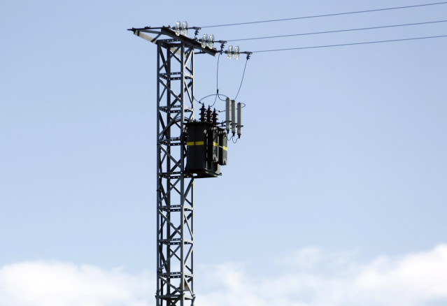 Archivo - Recursos de torre de alta tensión, electricidad