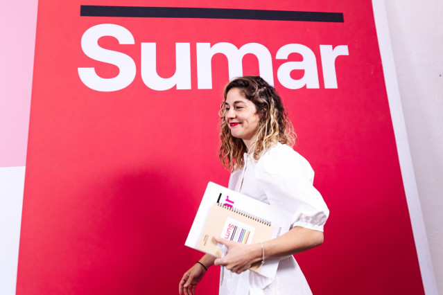 La secretaria de Organización de Sumar, Lara Hernández, llega a  una rueda de prensa, en el Espacio Rastro, a 8 de julio de 2024, en Madrid (España).