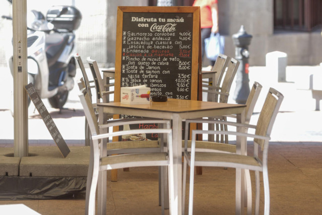 Archivo - Mesa vacía en la terraza de un restaurante de Madrid (España), a 22 de junio de 2020. Entre las medidas anunciadas para Madrid tras el estado de alarma, del 21 de junio al 5 de julio, las terrazas pueden ampliar el aforo a un 80% y  los bares pu